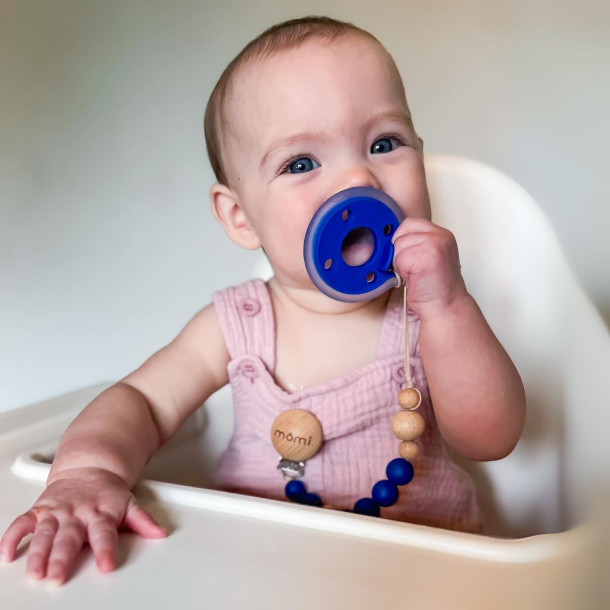 mōmi babypace pacifier clip