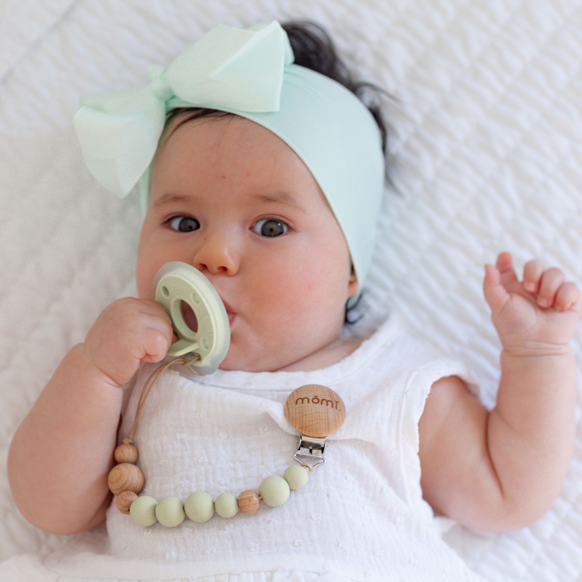 mōmi babypace® pacifier clip in calm pistachio green