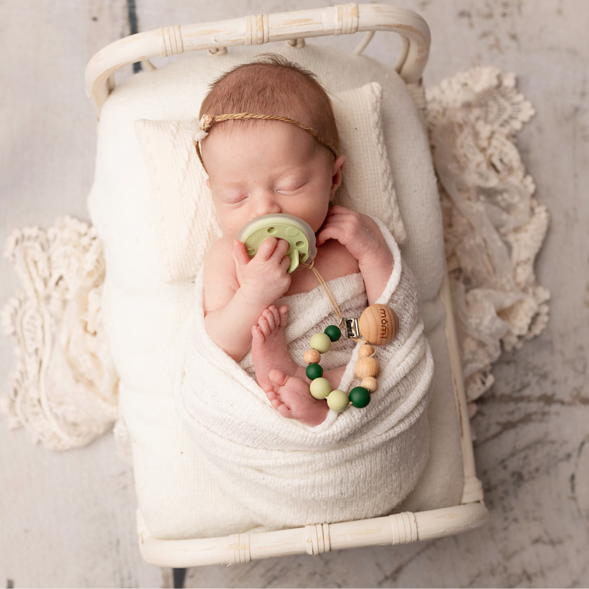 mōmi babypace pacifier clip - wintergreen